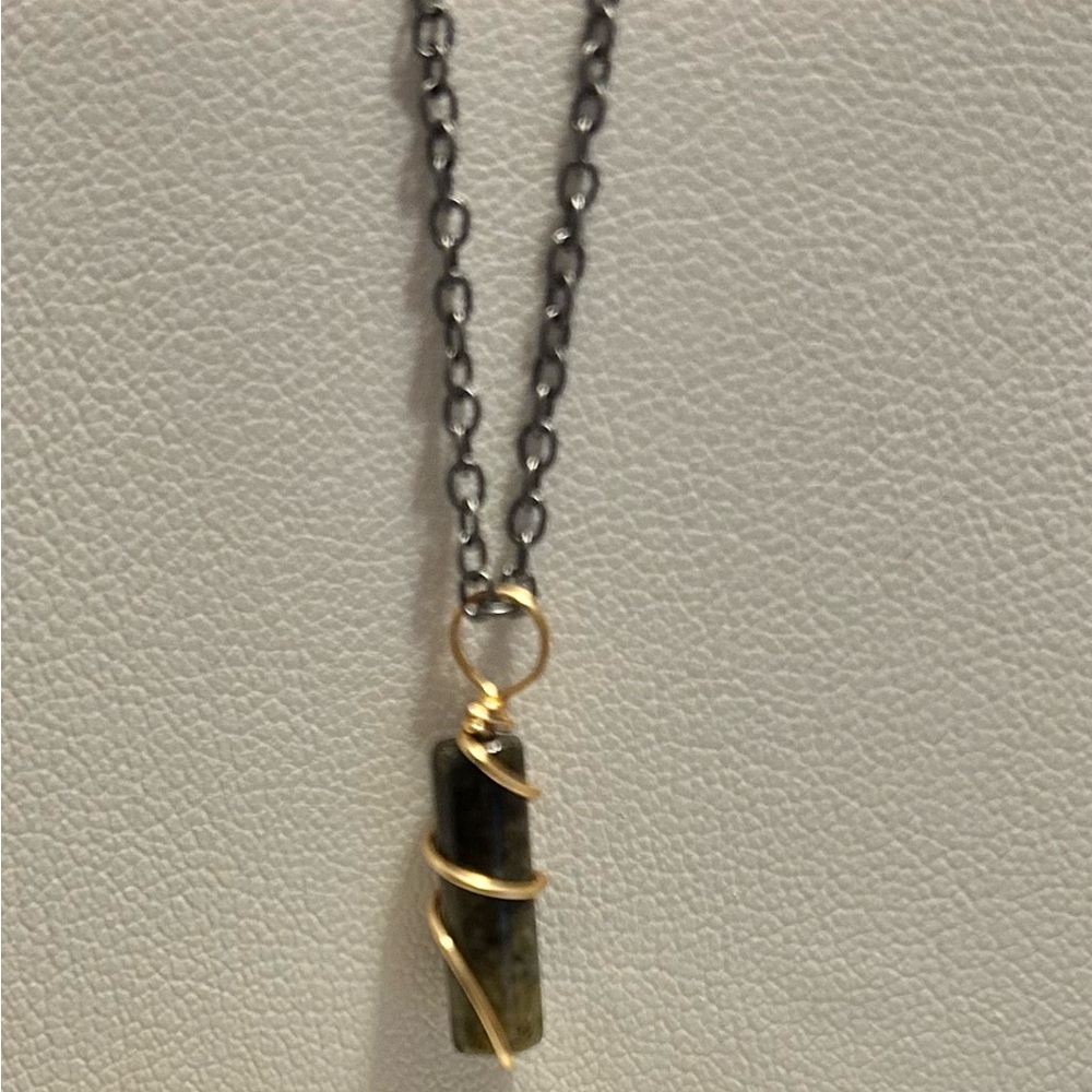 Elegant Gold and Green Pendant Necklace